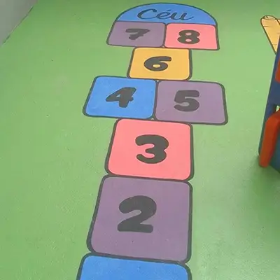 Foto da amarelinha no piso do pátio da escola